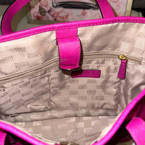 Michael Kors Jet Set Medium Travel Tote - Picture 5 of 5